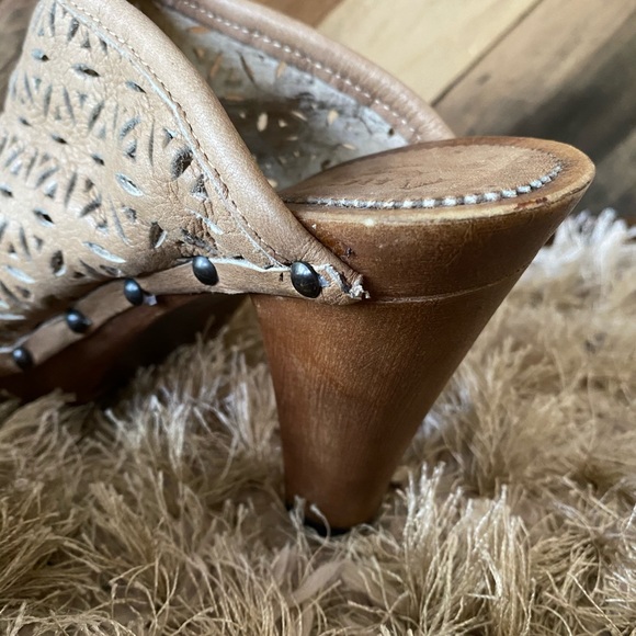 Ann Tuil Stella Perforated Leather Wood Heel Slip On Mules Size 7 - Picture 8 of 9